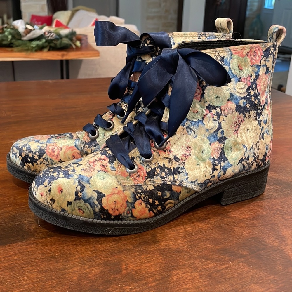 Dirty Laundry flower boot size 7.5 fits like 8